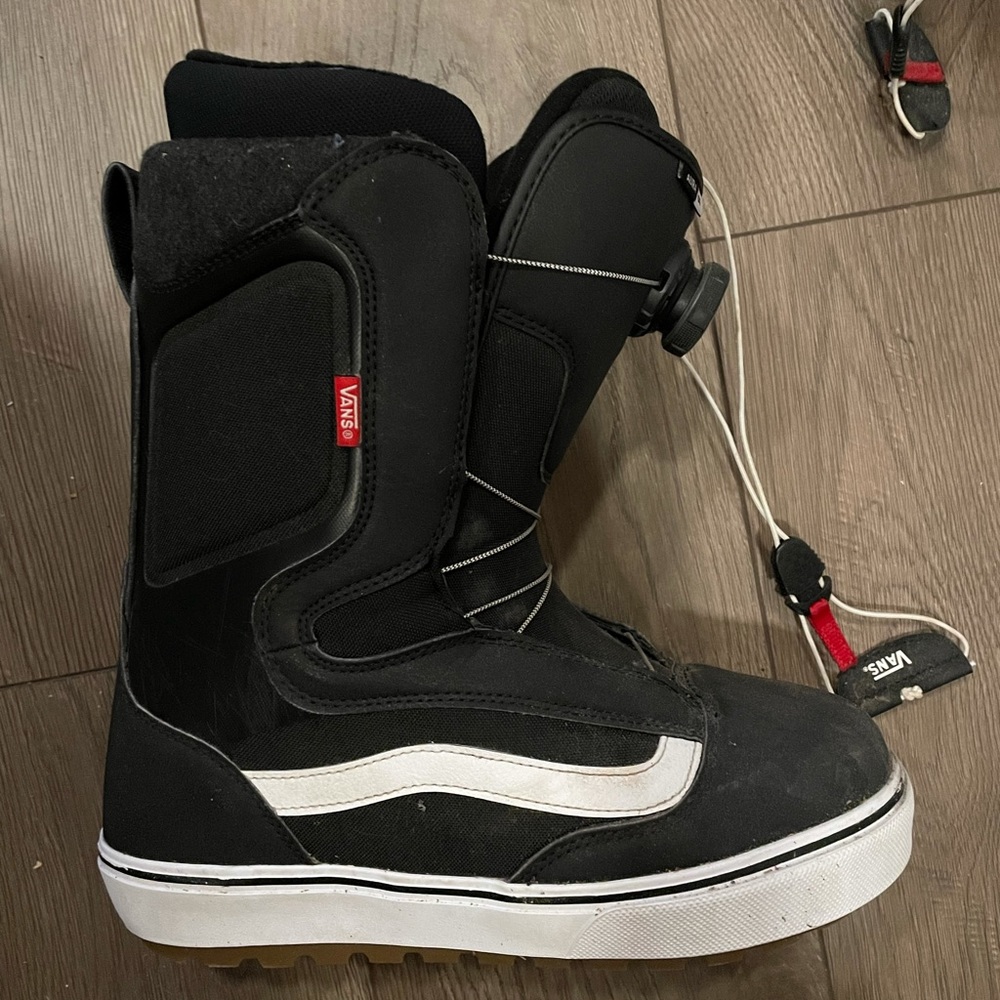 VANS men’s Aura snowboard boots 9